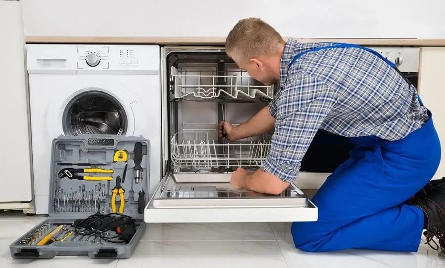 Çamlıdere Liebherr servisi teknisyen ekibi beyaz eşya tamiri yaparken